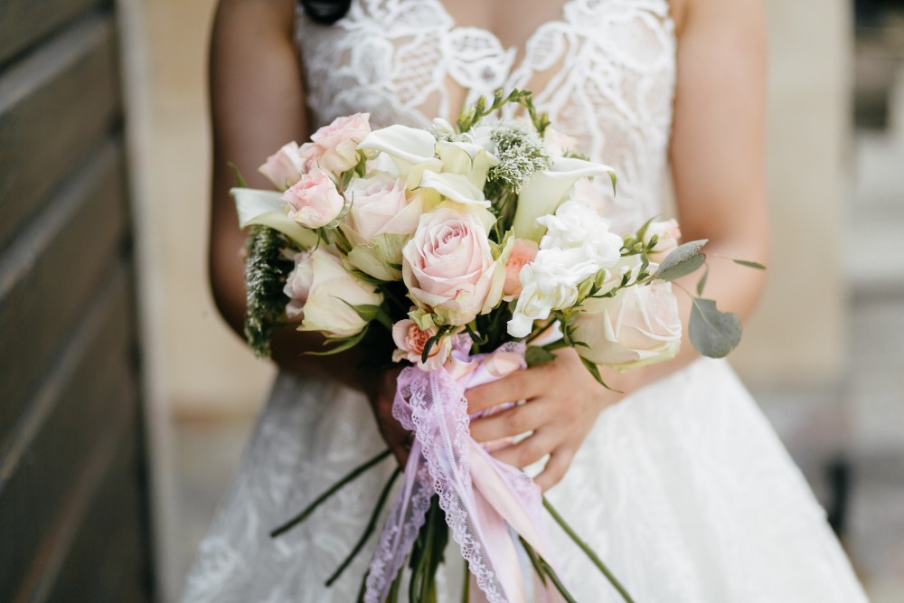 Beautiful bridal bouquet with roses and white flowers in an elegant and delicate design.